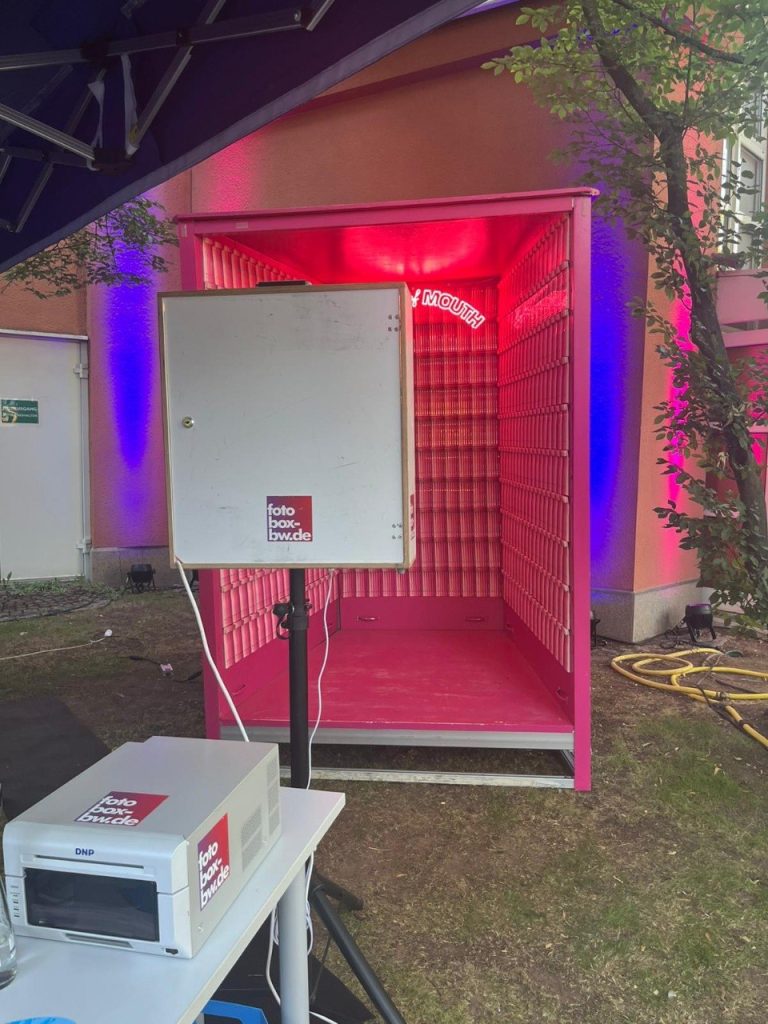 Aufgebaute Curaprox-Fotokabine mit Fotobox und Drucker
