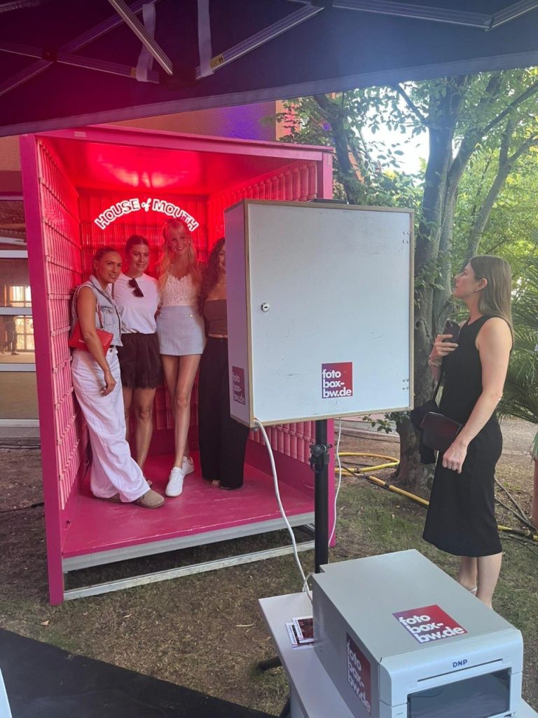 Curaprox-Fotokabine im Einsatz mit Gästen und Fotobox-Technik