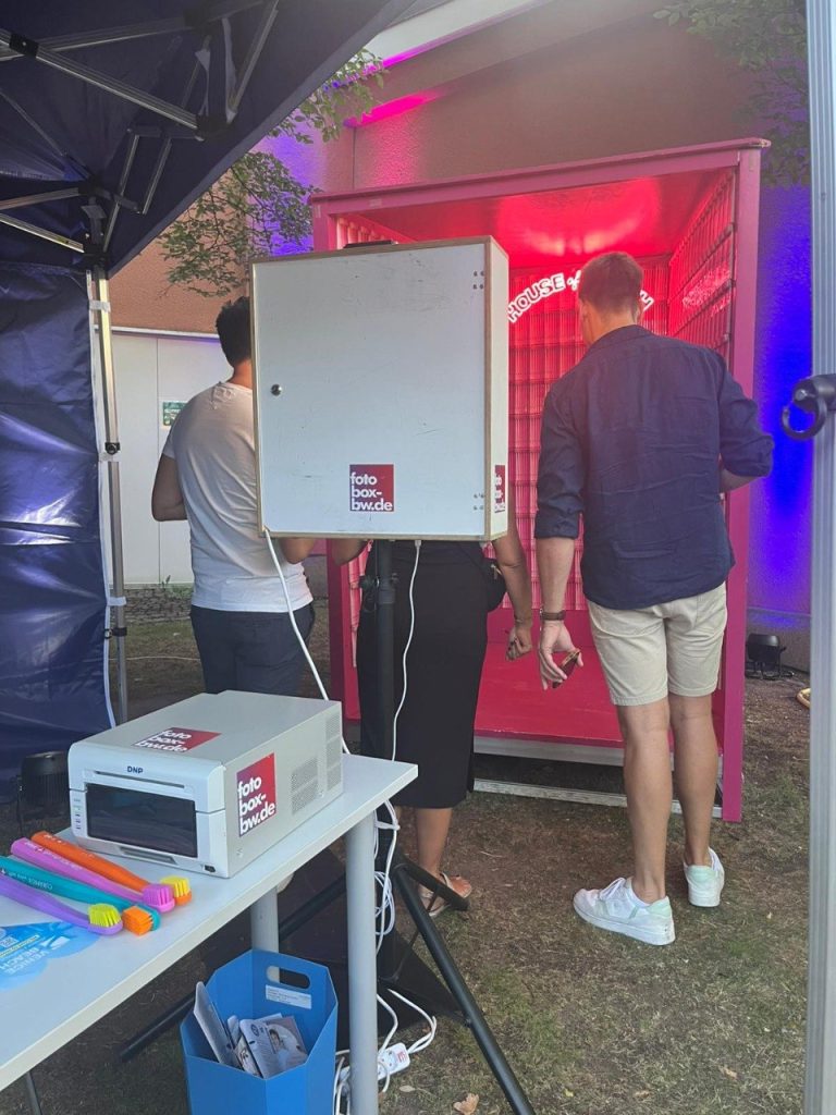 Curaprox-Fotokabine mit aufgebauter Fotobox-Technik bei einem Event