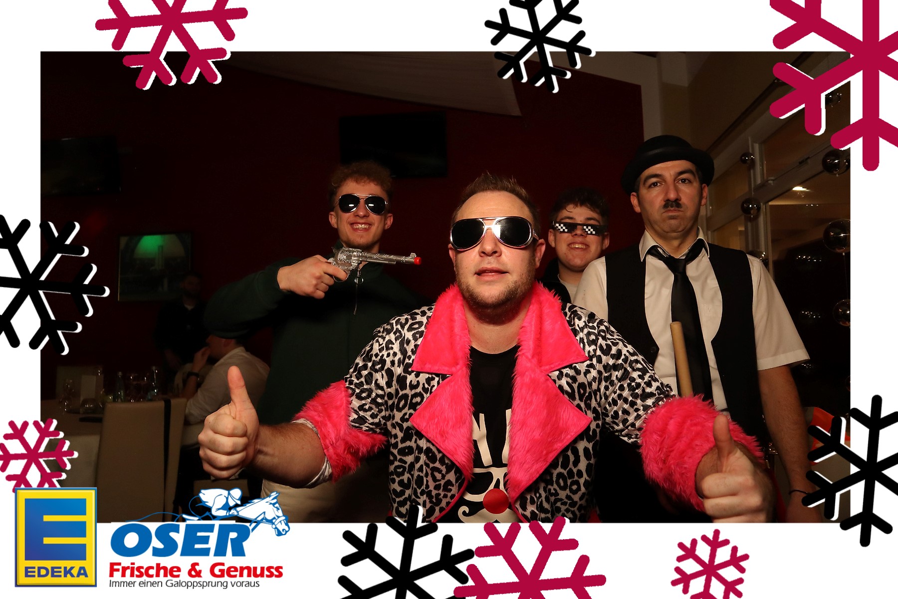 Fotobox-Ausdruck mit weihnachtlichem Schneeflockenrahmen und EDEKA-OSER-Firmenbranding