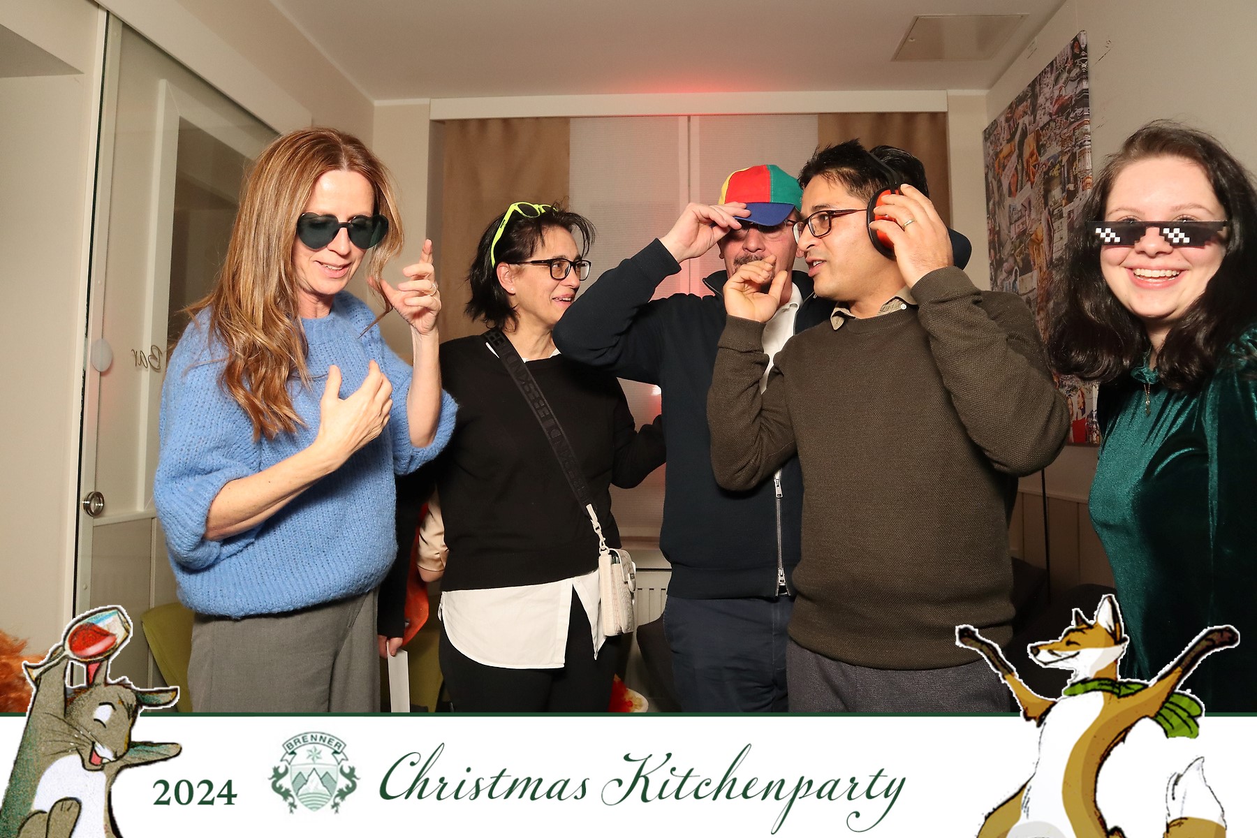 Gemeinsames Fotobox-Gruppenbild bei einer Weihnachtsfeier mit individuellem Christmas-Kitchenparty-Drucklayout
